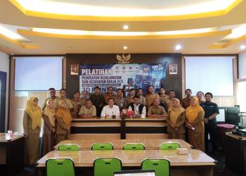 Tim Pengabdian kepada Masyarakat UNY memberikan pelatihan penerapan Keselamatan dan Kesehatan Kerja pada proses desain dan pencetakan 3D printer FDM dan MSLA kepada guru SMK di Aula SMK Negeri 3 Wonosari, Senin (22/6/2026).